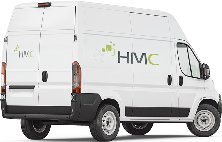 Das Bild zeigt einen Transporter mit dem Firmenlogo von HMC auf der rechten Seite und am Heck des Fahrzeugs